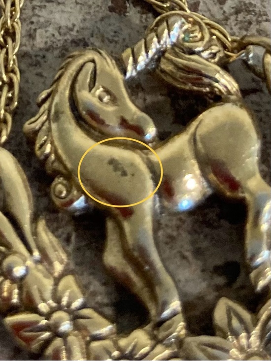 1992 Avon Mystical Unicorn Dangle Earrings Gold Tone Posts Floral Wreath - Picture 9 of 10